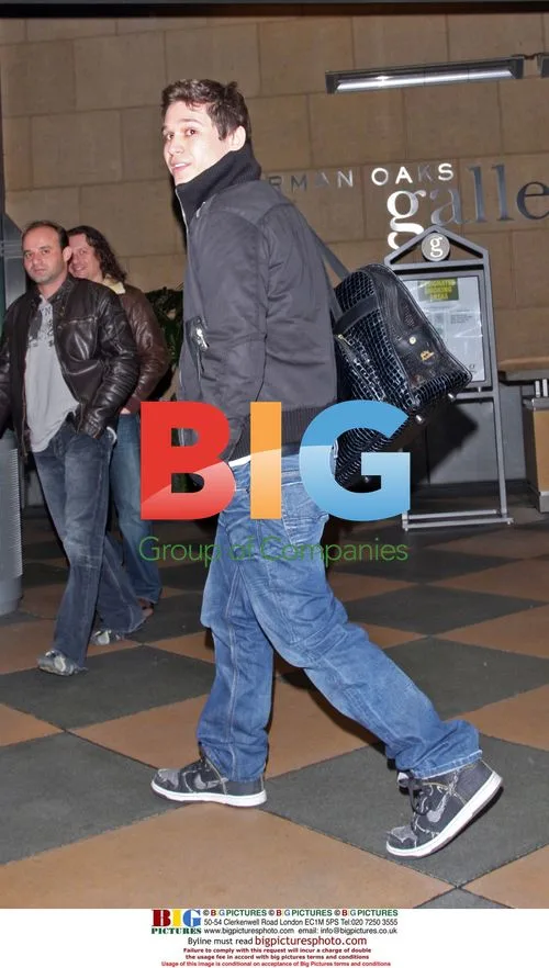 Amanda Bynes and boyfriend at movie theater