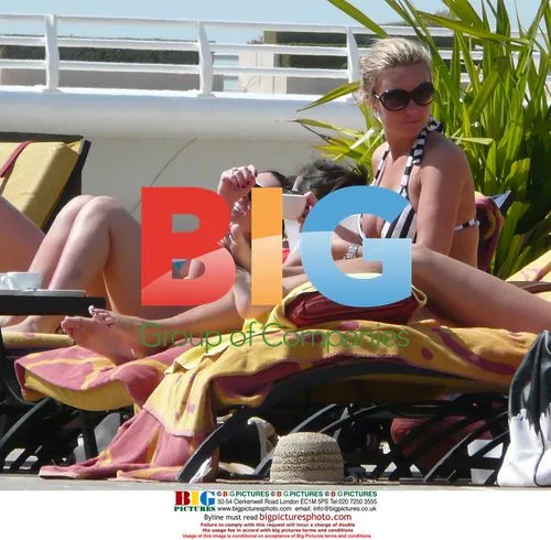 Steven Gerrard's Wife Relaxes in Dubai