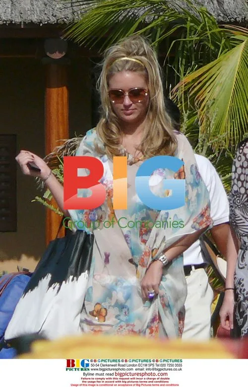 Alex Curran soaks up sun in Dubai