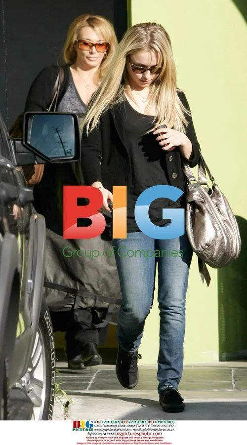Hayden Panettiere and mom visit tailor