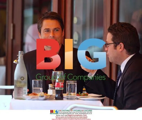 Rob Lowe Enjoys Lunch Outdoors at Da Silvano