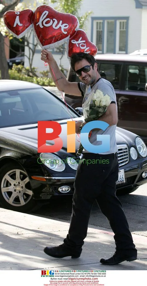 David Arquette shopping for Valentine's Day gift