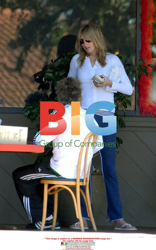 Rod Stewart and Penny Lancaster Have Breakfast with Family
