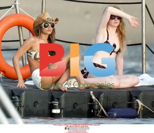 Cheryl Cole parties with bandmates in Thailand