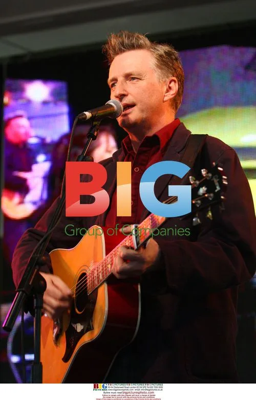 KT Tunstall and Billy Bragg sing at HMV