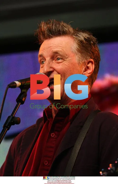KT Tunstall and Billy Bragg Sing at HMV