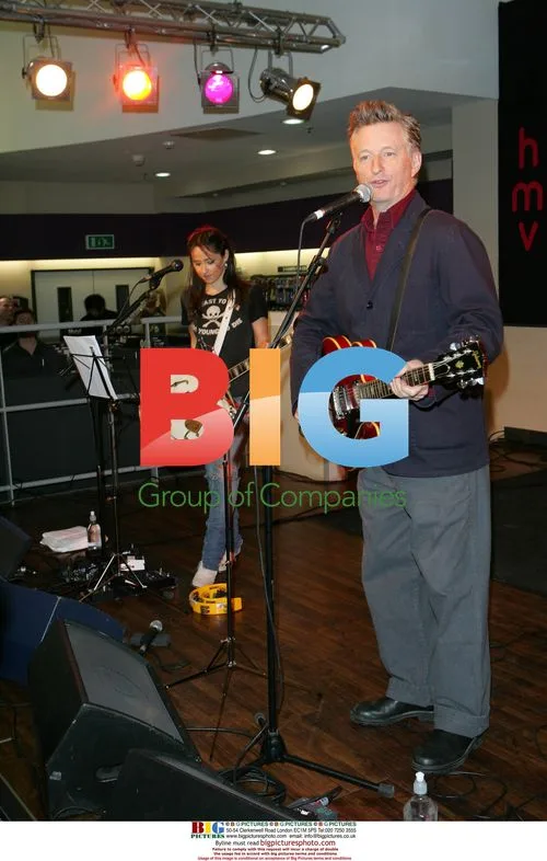 KT Tunstall and Billy Bragg Perform at HMV