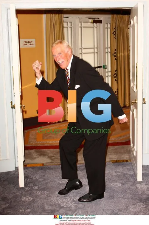 Bruce Forsyth strikes a pose at 80th birthday
