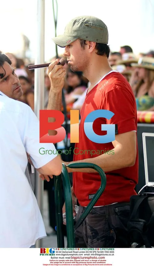 Enrique Iglesias Miami Beach TV Performance