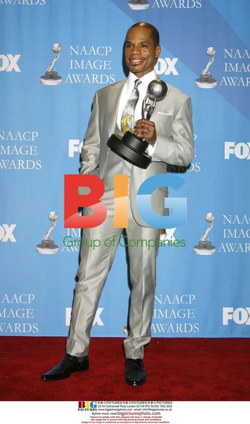 Kirk Franklin poses with NAACP Image Award