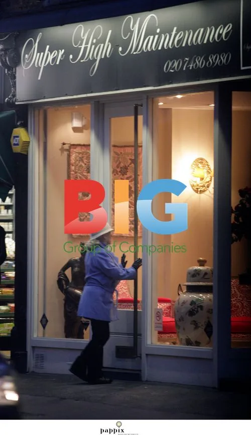 Barbara Windsor Shopping in London