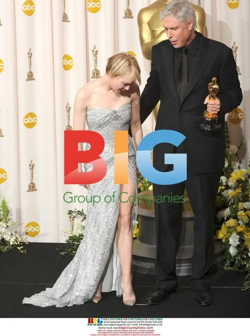 Rene Zellweger Presents Oscar to Christopher Rouse