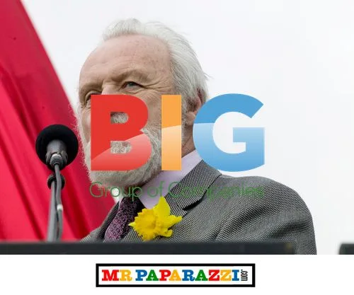 Anthony Hopkins unveils Tommy Cooper statue