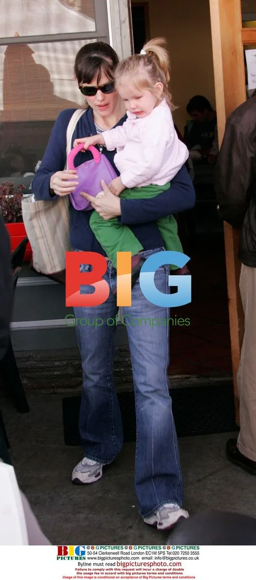 Jennifer Garner and Violet Shop at Farmer's Market