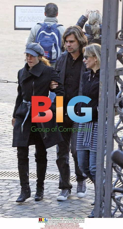 Shakira and Boyfriend Visit Rome Sights