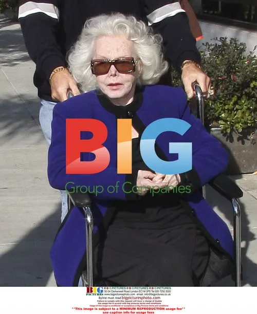 Zsa Zsa Gabor leaves hair salon