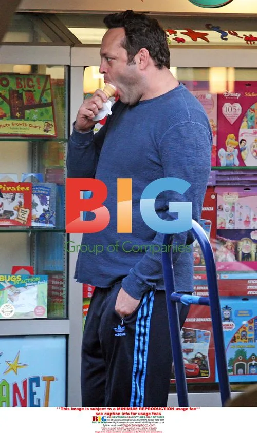 Vince Vaughn enjoys meal at The Grove