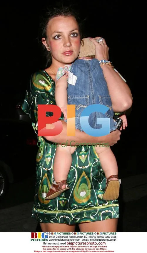 Britney Spears takes sons to Cravings Restaurant