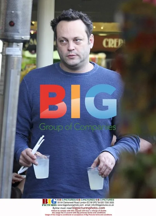 Vince Vaughn enjoys meal at Farmers Market