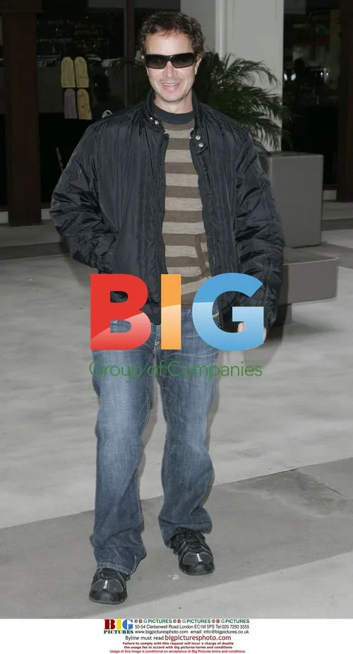 Pauly Shore interacts with paparazzi