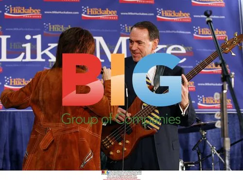 Mike Huckabee Plays Bass Guitar at Campaign Stop