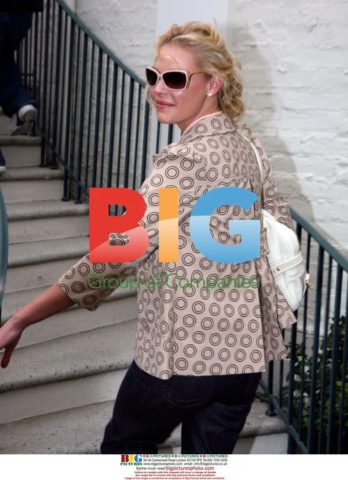 Katherine Heigl Shows Off Wedding Ring