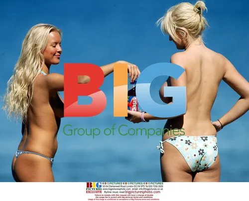 Models Anna Taverner and Michelle Marsh