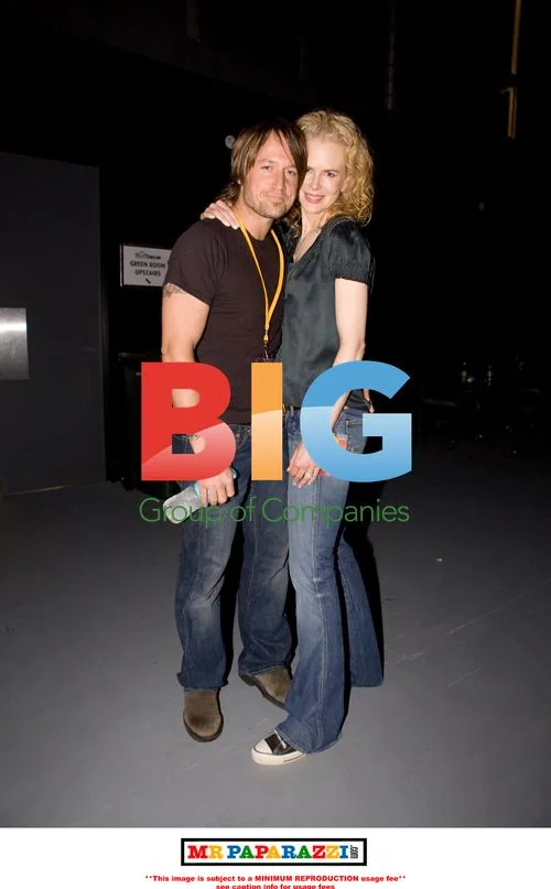Nicole Kidman and Keith Urban Pose for Fan