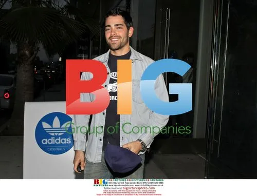 Jesse Metcalfe Gets Haircut in LA