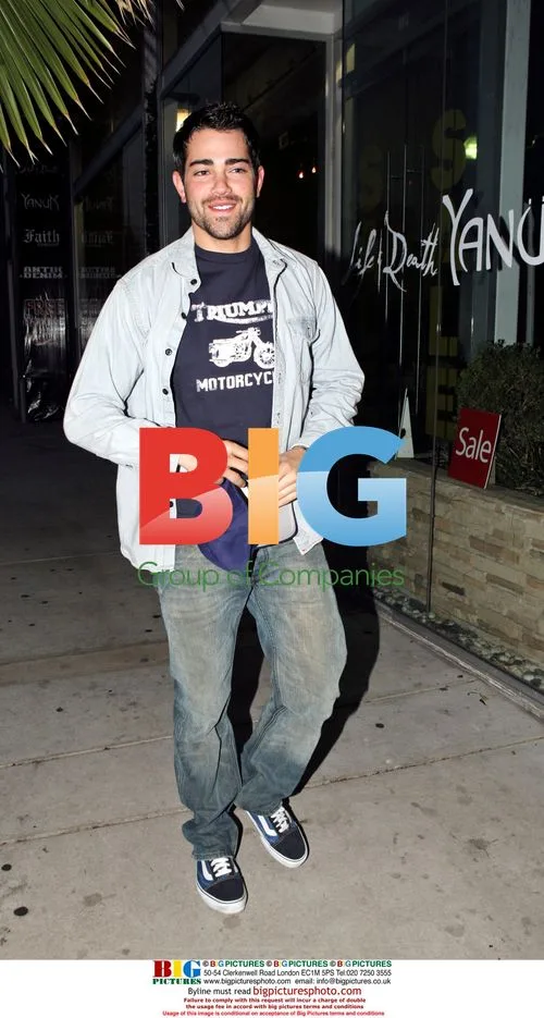 Jesse Metcalfe Gets Haircut in LA