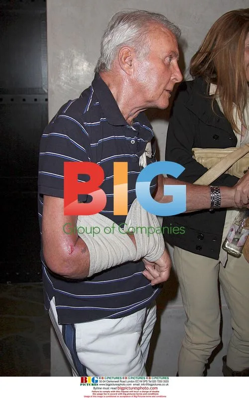Robert Conrad leaves nightclub with daughters