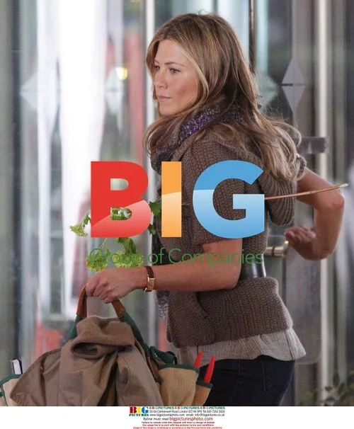 Jennifer Aniston on set of 'Traveling' movie