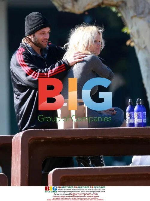 Pamela Anderson and Rick Salomon get frisky in park