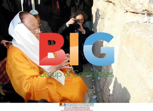 Kiriyama Seiyu Prays at Wailing Wall