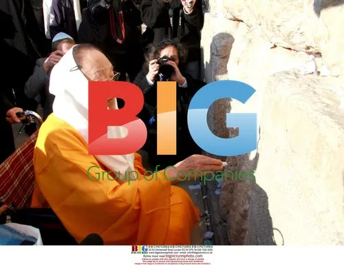 Kiriyama Seiyu prays at Western Wall
