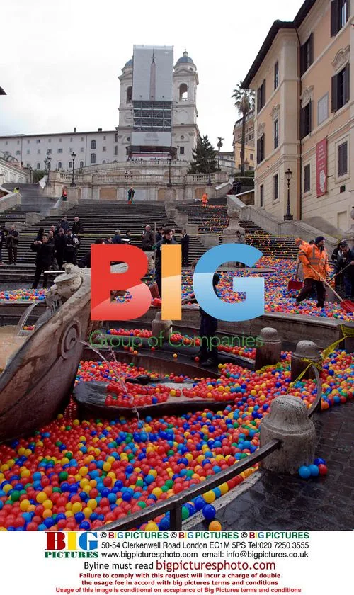 Graziano Cecchini throws 500k balls on Trinita Dei Monti stairs