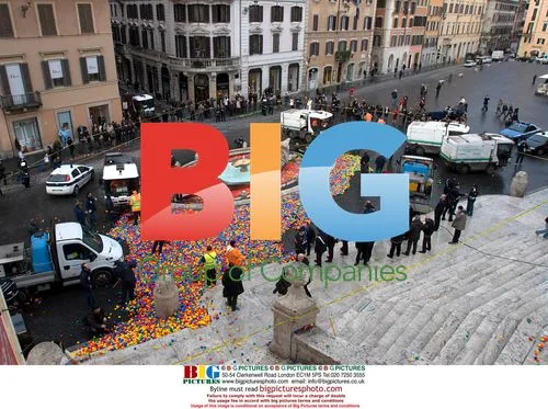 Graziano Cecchini throws 500K balls on Rome stairs