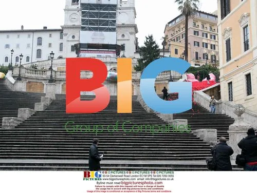 Artist dumps 500k balls on Rome steps