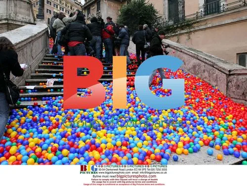 Cecchini throws 500k balls on Trinita Dei Monti stairs