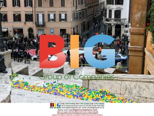 Graziano Cecchini throws 500k balls on Trinita Dei Monti stairs