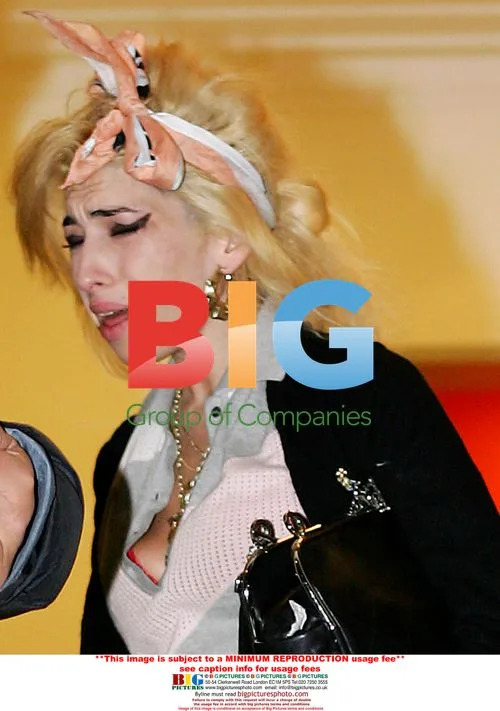 Amy Winehouse and father visit hospital