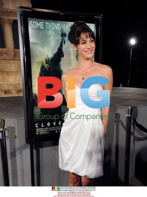 Lizzy Caplan at "Cloverfield" Premiere