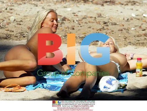 Models Relax with Tropicana in France