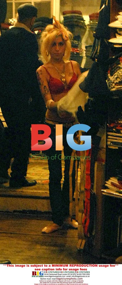 Amy Winehouse Shopping with Dad