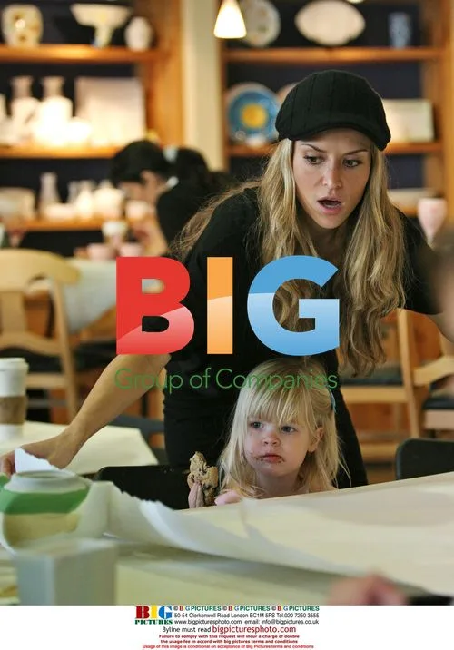 Brooke Mueller Shops with Charlie Sheen's Daughters