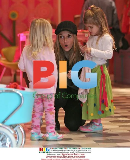 Brooke Mueller and Sheen's daughters shopping