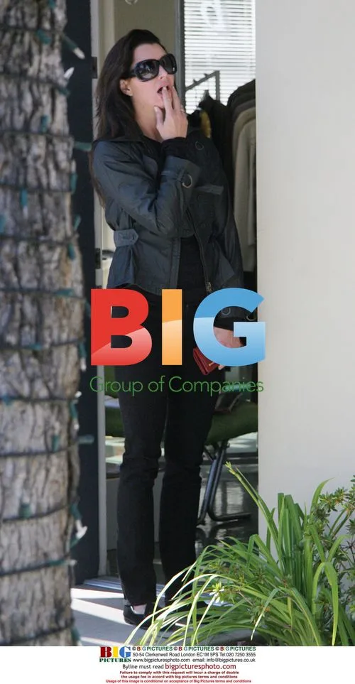 Brooke Shields waits for assistant after massage