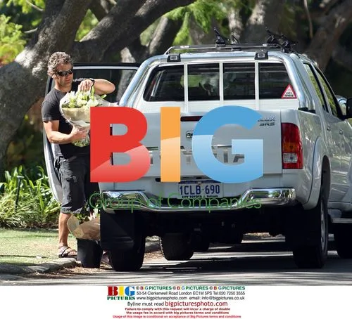 Family friend arrives at Heath Ledger's mother's home