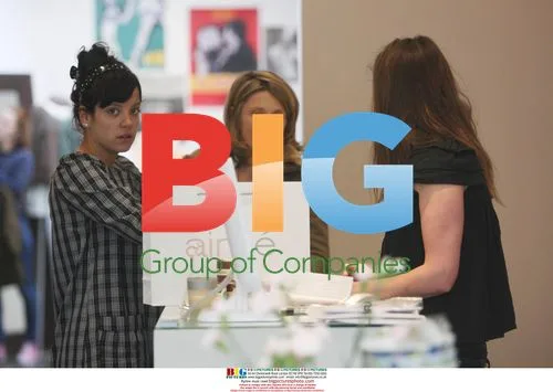 Lily Allen out shopping with boyfriend