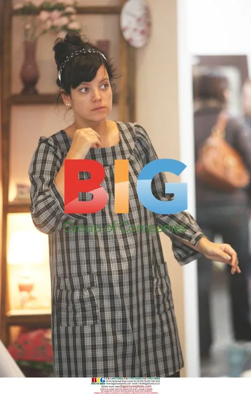 Lily Allen out shopping with boyfriend